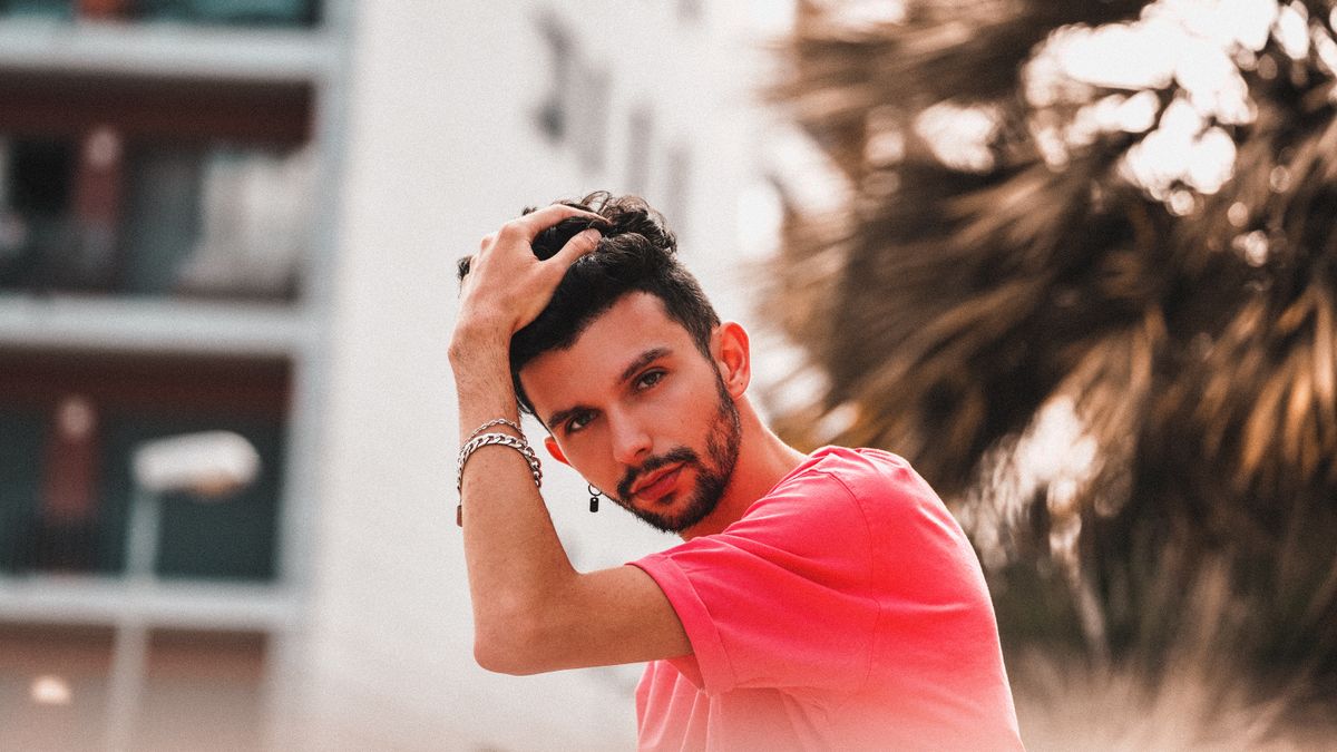Homme se passant la main dans les cheveux