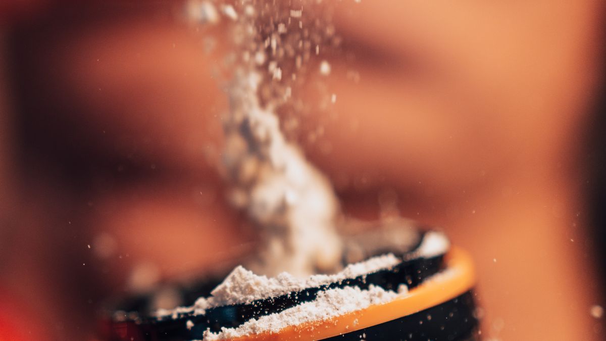 Dose de créatine en poudre mesurée à la cuillère