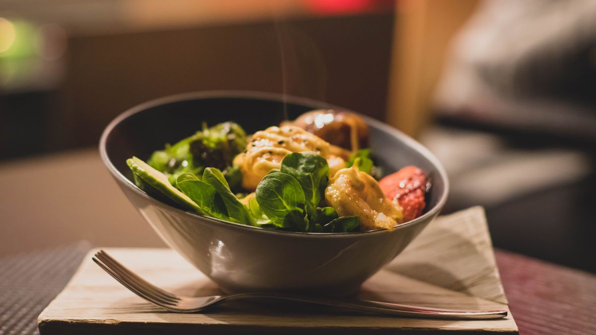 Bol de salade fraîche et équilibrée