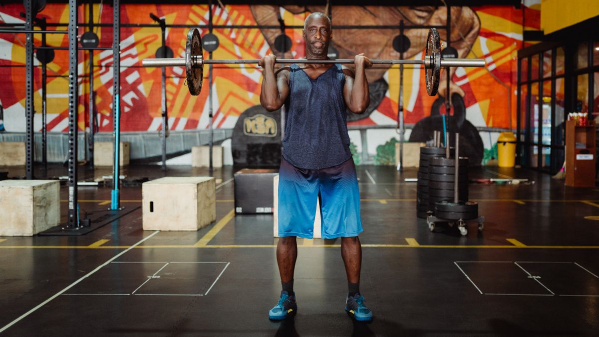 Athlète à l'entraînement en salle de musculation